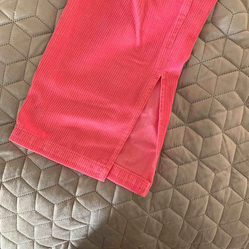 Rosa manchester byxor från ASOS, använda endast en gång.       Köparen står för frakt.  . Jeans & Byxor.