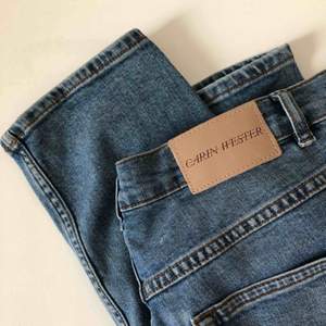 Jääättefina Carin Wester-jeans med raka ben som tyvärr aldrig kommer till användning :—( storleken är 42, men är väldigt små i storlek. Blir baggy i strl 40/38. Möts gärna upp på Östermalm/Centrala Stockholm, skickar även och köparen står för frakten! 💋✨