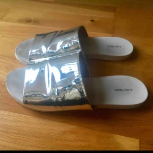  - Super snygga silvriga sandaler ifrån &other stories. Sköna och i bra skick :)   Finns att hämta i Hammarbyhöjden, Stockholm eller skickas mot betalning.