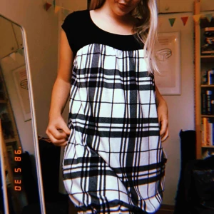  - Rutig vintageklänning med fickor. Det står att det är ”standard size” men den sitter såhär på mig som vanligtvis har storlek s. Jag bjuder på frakten!