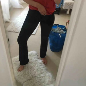  - Sköna byxor i triko  från bikbok. Byxorna breda nertill. 