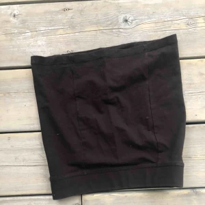  - En svart tajt kjol för barn.