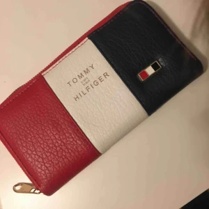  - TOMMY HILFIGER plånbok Endast använd några få gånger!