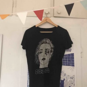  - Bandmerch från crystal castles. Jag bjuder på frakten!