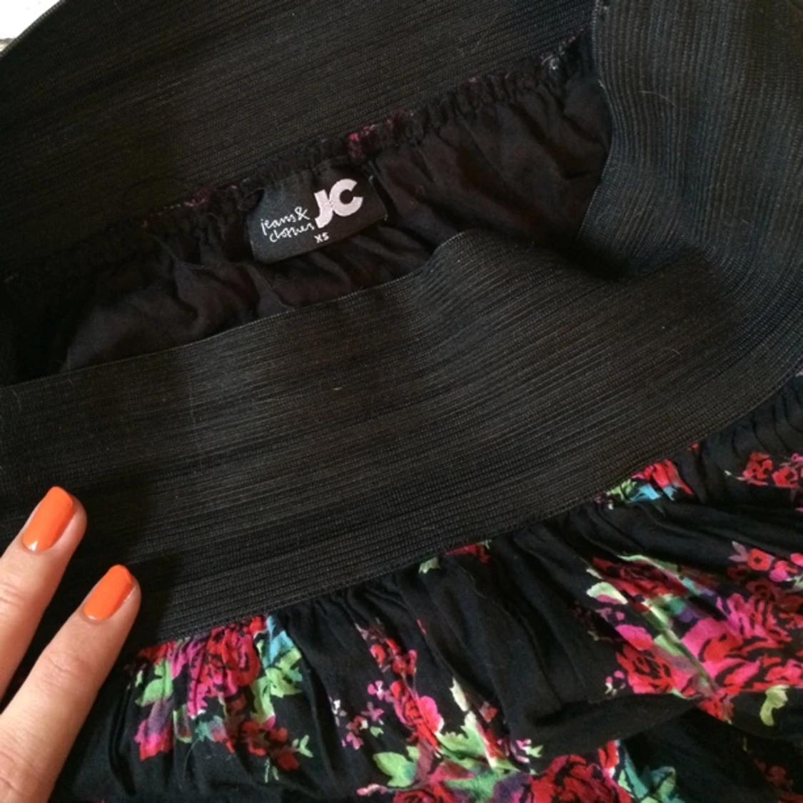 Blommig kjol med fickor från JC. Litet hål i midjan, synd ej när du har på dig den. - 1405703647