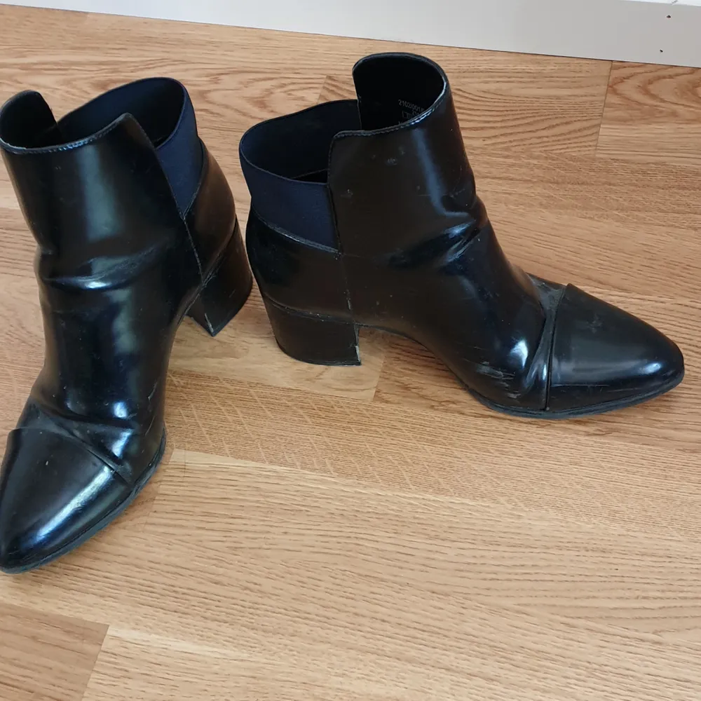 Lacquered ankle boots from Zara. Barely used, bought a few years ago! Let me know if you want more pictures. . Skor.