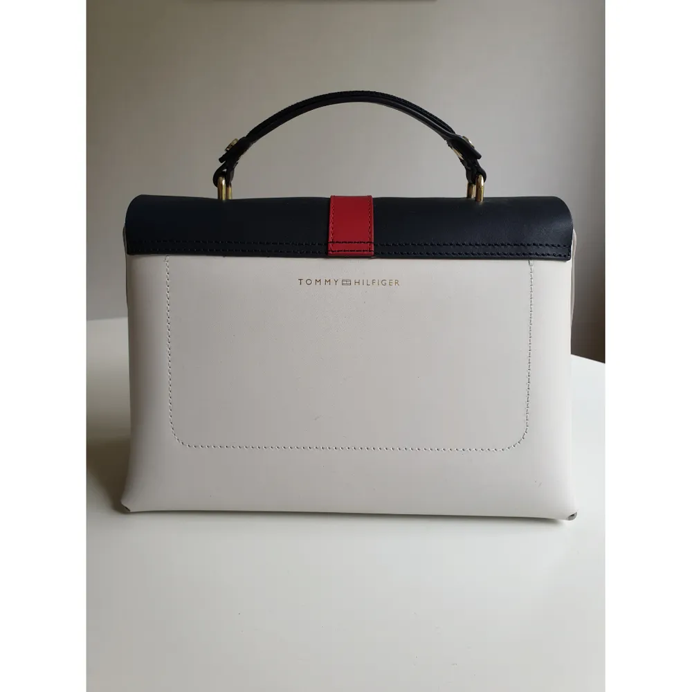 Tommy Hilfiger Bag. Very good condition, as new. Original duster bag included.. Väskor.