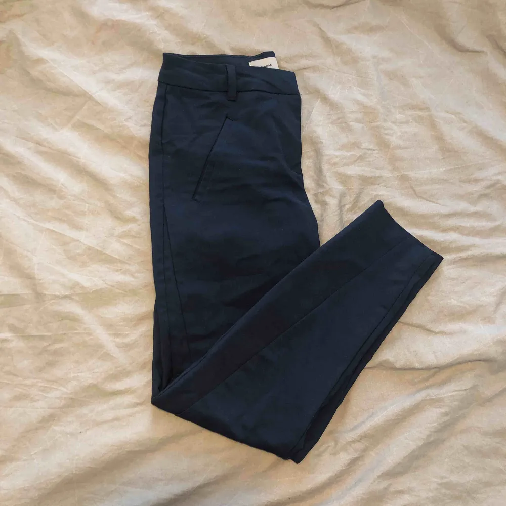 Marinblåa kostymbyxor ifrån Vero Moda. Storlek xs/32 i längden.. Jeans & Byxor.
