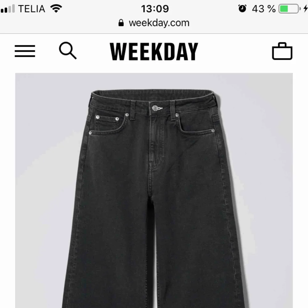 Svarta Ace jeans från Weekday. I princip inte använda så i väldigt gott skick. Säljer då jag inte får någon användning av dem. De ser i princip exakt ut som på bilderna🙏🏼 helt slut på hemsidan . Jeans & Byxor.
