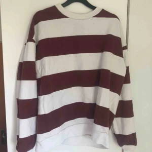  - Randig tjocktröja från lager 157, köpt i sommras men knappt använd. Några små fläckar fram (bild 3) men märks knappt