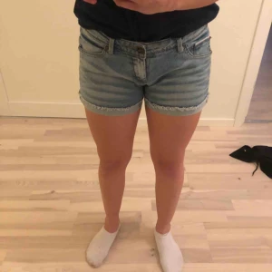  - Inga fläckar. Betala frakt själv. Inget fel på shortsen.