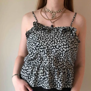  - Superfint linne med volang från Bik Bok • i svart och vit med blommönster • jag har klippt bort lappen men kommer ihåg att linnet är i storlek M, passar S/M • bra skick!          ☁️Frakt tillkommer☁️