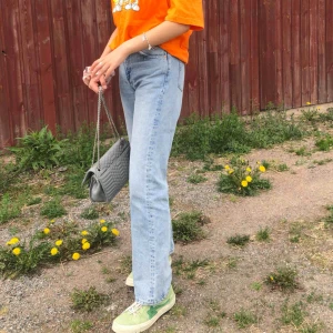  - Jättesnygga jeans från Monki. De några pyttesmå fläckar på framsidan (blåbär), men de går utan tvekan bort med ”ta bort medel”. Storlek 25 i midjan 