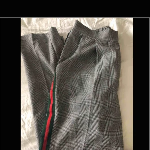  - Fint byxor i strl 42 men e liten i strl som 38