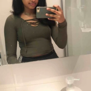  - Skit fin grön långärmad tröja, sitter väldigt bra och fint