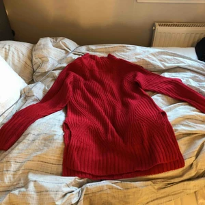  - Stickad röd klänning. Går till lite över knäna. Frakt tillkommer