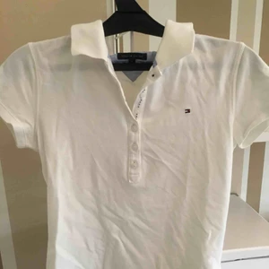  - En vit piké från Tommy Hilfigger 