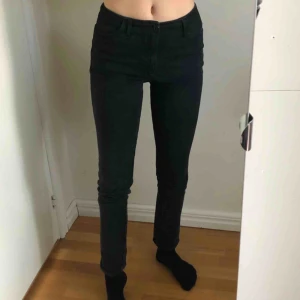  - Säljer mina älskade Filippa K skinny jeans då de tyvärr inte kommer till användning! Storlek L men jag är perfekta för mig som är S-M/36-38. Medium waist. Köpta på vintage-butik, litet urtvättade men annars i fint skick.