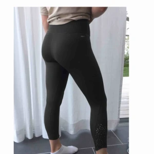  - Militärgröna träningstights med hög midja och meshdetaljer i benen. Superstretchiga och sköna, i bra skick! Köparen står för frakten😊