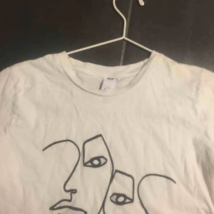  - vit T-shirt med ett coolt motiv, köpt för 200kr och använd måttligt och tvättad 2 gånger 