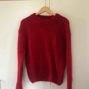  - Superfin röd stickad från HM i muhair. Superbra skick. Otroligt varm och skön. Storlek S. Köparen står för frakt