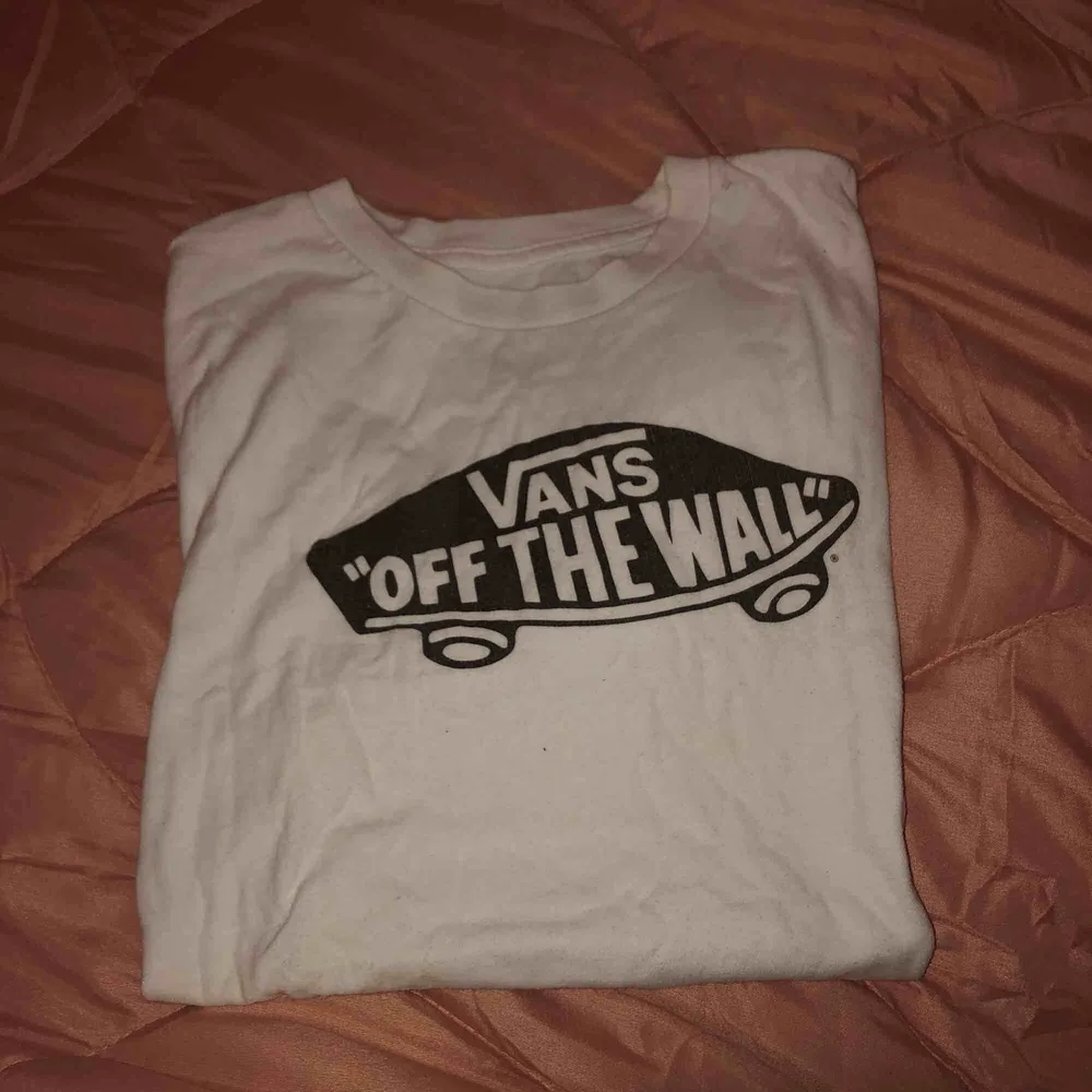 Basic vans tshirt som jag har knappt haft på mig. Köparen står för frakten eller möts vi nånstans i malmö💐. T-shirts.