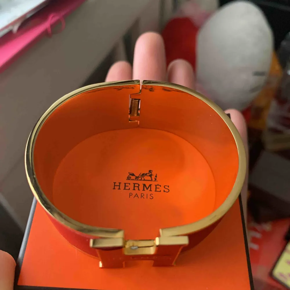 Hermes röd och orange bangle oäkta box ingår.. säljes per st. . Accessoarer.
