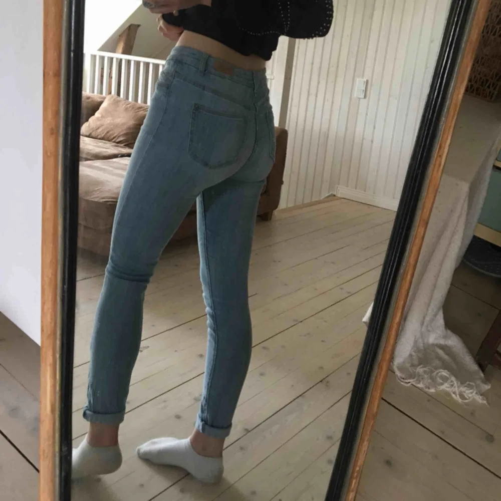 Ett par fina ljusa jeans i storlek 36 från Zara.    Frakt tillkommer🌿. Jeans & Byxor.