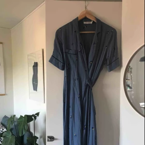  - SUPERFIN klänning från Carin Wester, knappt använd då jag köpte den lite för liten! Den faller väldigt fint och är jätteskön. Köptes för 500 kr, därav det högre priset