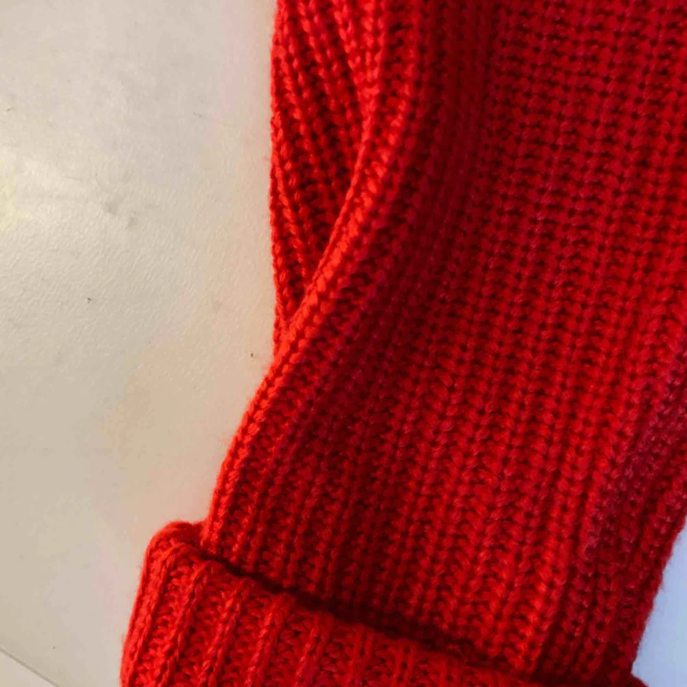 Röd stickad tröja i storlek M! På bilden har jag stoppat in tröjan, så den är längre egentligen. Köpt för cirka 250kr från ?. Knappt använd så i stort sett som ny😊💓. Tröjor & Koftor.