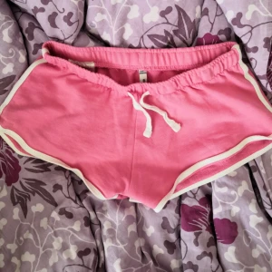  - Rosa mjuksishorts väldigt sköna och mysiga. De är lite små för mig därför säljer jag de. 