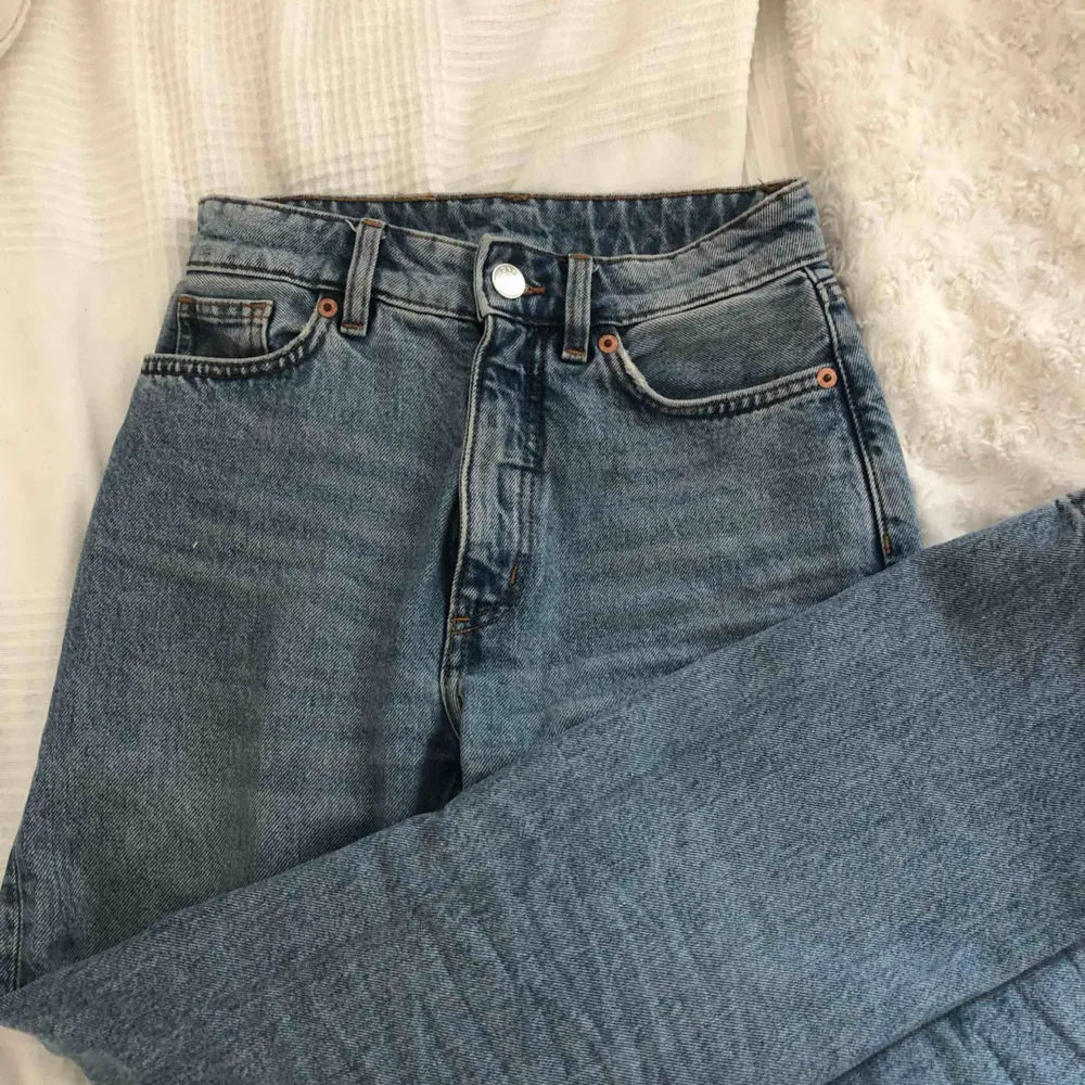 Ljusblå jeans från monki i modellen Moluna. Byxorna är högmidjade och raka i benen. Skitsnygga men kommer tyvärr inte till användning längre, köparen står för frakt!:) Byxorna är lite uttöjda i midjan så kan nog passa en 25a också :). Jeans & Byxor.