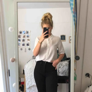  - Vit skjorta med trekvartsärmar😊 Går självklart att knäppa upp så man kan reglera urringningen. 💓