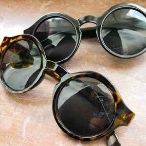 Solglasögon från Monki! 🌱 Svarta / Tortoise  Kan köpas i set för 50 kronor 🐢  Eventuell frakt tillkommer ✨