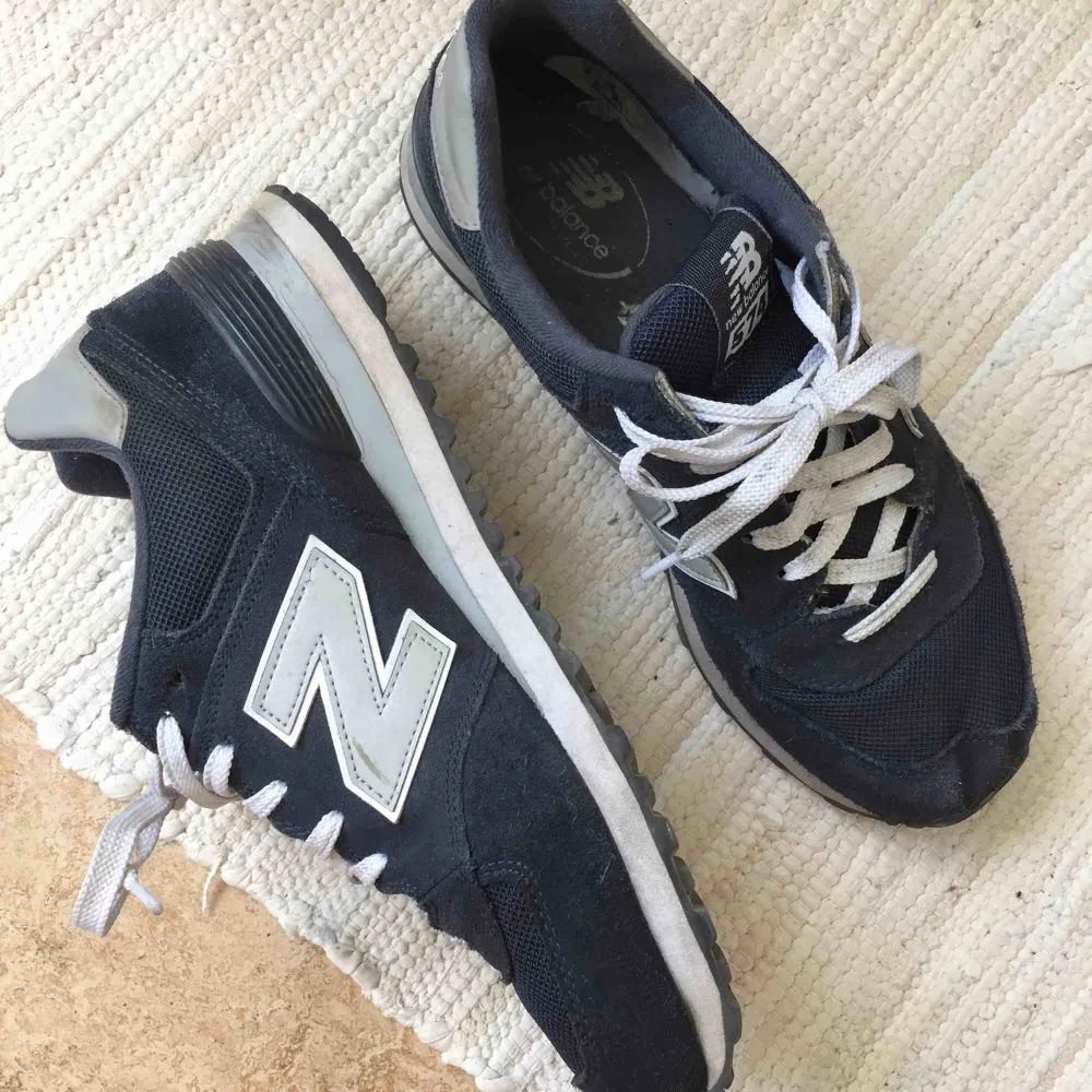 New Balance 574 i marinblått. Använda men i fint skick. Frakt ingår!. Skor.