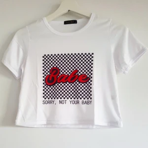  - Skitsnygg cropad t-shirt, perfekt nu till sommarn. Frakt tillkommer på 18 kr 😘