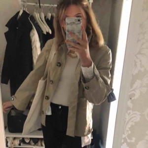  - Säljer en beige jacka ifrån h&m, hör av er om ni är intresserade💓💓