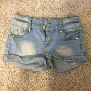 Grymt söta & sköna shorts! Med detaljer, ljusblåa. Strl 146, ca XS. - Grymt söta & sköna shorts! Med detaljer, ljusblåa. Strl 146, ca XS.