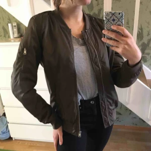  - Säljer nu min bomberjacka i storlek xs/s. Endast använd fåtal gånger förra sommaren. Säljes för 250kr, frakt tillkommer! 