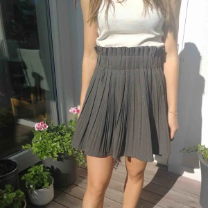  - Veckad kjol med stretch i midjan, aldrig använd. 