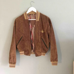 Bomberjacka i mocka  - Supersnygg bomberjacka i läder och med innertyg sv polyester.  köpt second hand men använd få gånger. Bra skick .