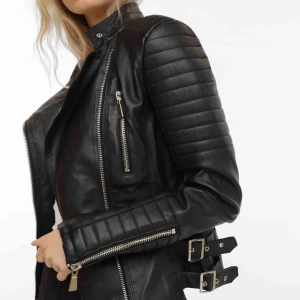  - Den klassiska skinnjackan från chiquelle i storleken 38 som passar mig som vanligtvis har xs-s. Den är i väldigt bra skick!