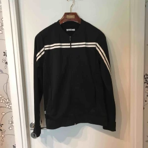  - Zip tröja från Mouli, adidas inspirerad.   Köparen står för frakten och betalning sker på swish