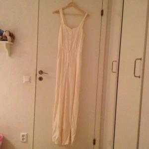 Söt gräddvit byxdress från H&M  - Söt gräddvit byxdress från H&M 