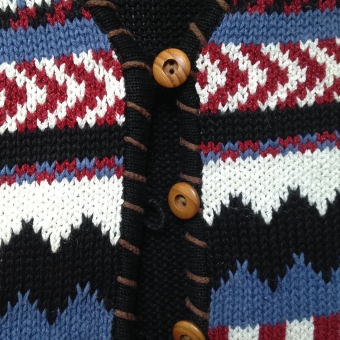 Stickad väst med träknappar. Köpt secondhand :) - 1407507361