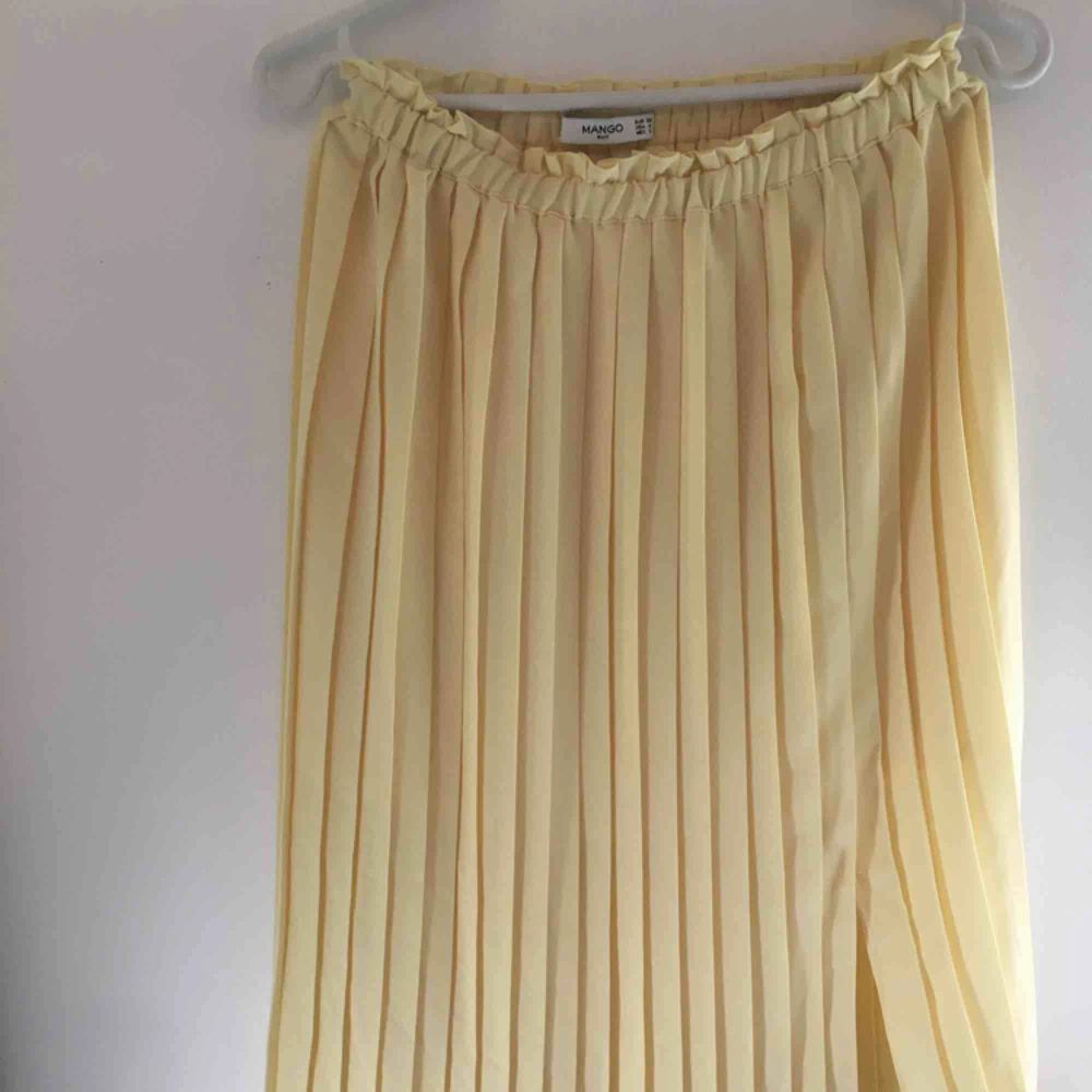 Jättefin luftig kjol från mango, aldrig använd. Köpare står för frakt. . Kjolar.