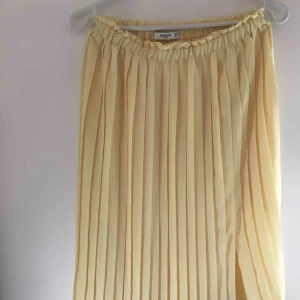 - Jättefin luftig kjol från mango, aldrig använd. Köpare står för frakt. 