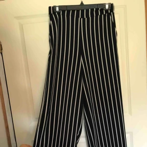  - Rak byxa från ginatricot, stretchiga och mjukt material. Svart och vita 