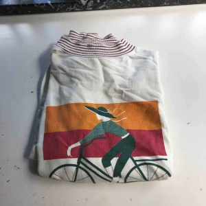  - Collagetröja med lite högre krage.