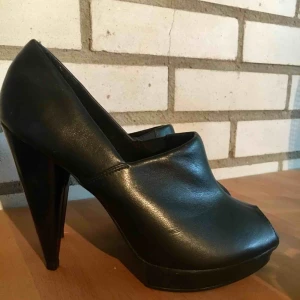  - Högklackade skor. Endast använda vid ett tillfälle. 12 cm klack. 50 kr eller högst budande. Köpare står för frakt. 